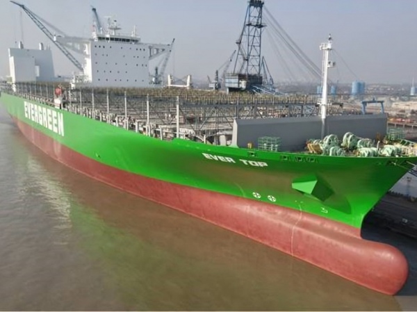 Evergreen cuenta con el primer Neopanamax del mundo equipado con