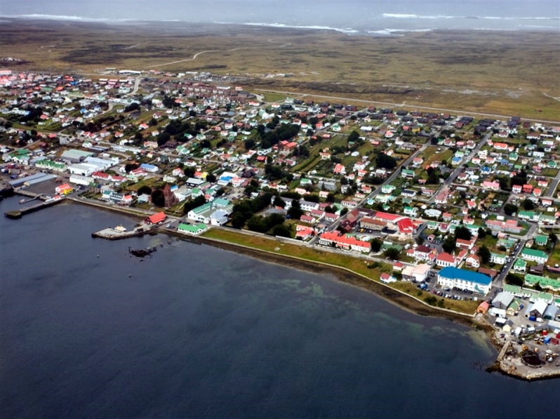 Islas Malvinas: Firman contrato para el diseño y construcción del nuevo puerto en Puerto Argentino