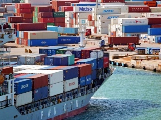 Panorama desolador: tarifas de contrato se desploman casi 30% en mayo