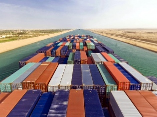 Portacontenedores encabezan disminución de tránsitos por el Canal de Suez debido a la crisis del Mar Rojo