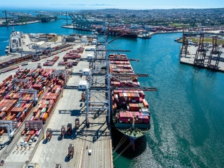 Estrategia de las líneas navieras para afrontar desvíos de rutas se agota ante sorpresivo aumento de la demanda