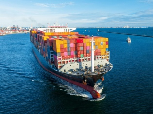 Líneas navieras expanden su capacidad pese a la caída de las tarifas y a la débil demanda