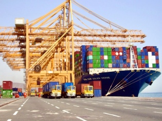 Congestión, desvíos de rutas y alzas de costos en las cadenas logísticas es el saldo de la guerra en Medio Oriente