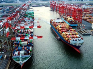 Guerra en Medio Oriente aún no desata alza de las tarifas spot del sector portacontenedor a nivel global