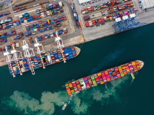 Bloqueo del Estrecho Ormuz activa alza y efecto dominó en las tarifas del transporte marítimo