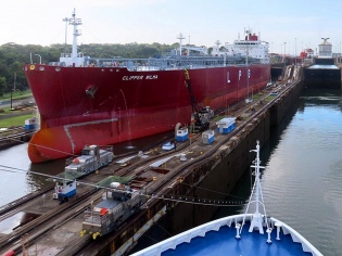 Canal de Panamá registra subastas de tránsito récord debido a disrupción de flujos energéticos en Medio Oriente