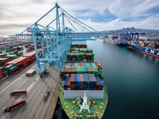 Mientras las importaciones de EE.UU. descienden, intercambio entre otros mercados se fortalecen