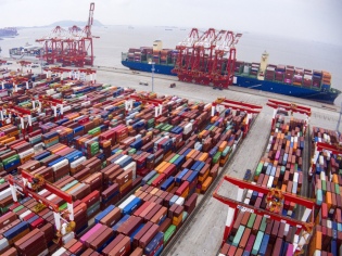 Sector portacontenedor: anticipo de embarques mantiene al alza las tarifas spot, pese a la baja en los precios del bunker