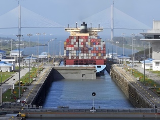 Restricciones en el Canal de Panamá y congestión portuaria en Asia y Europa presionan al sector portacontenedor